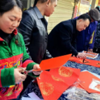 桂阳县桥市乡：笔绘春联添祥瑞 纸剪窗花映新春