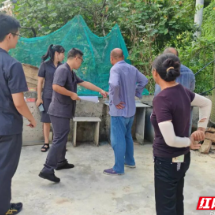 桂东法院巡回审判调解一起邻里纠纷