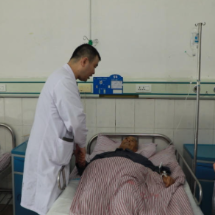 孤寡老人独自就诊 医护人员暖心救治