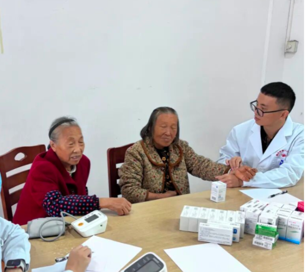 郴州市科技局：调研帮扶促振兴 义诊护航暖民心