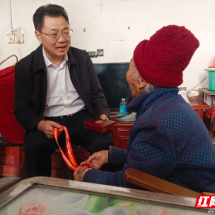 桂阳县开展重阳敬老活动 为百岁老人送温暖