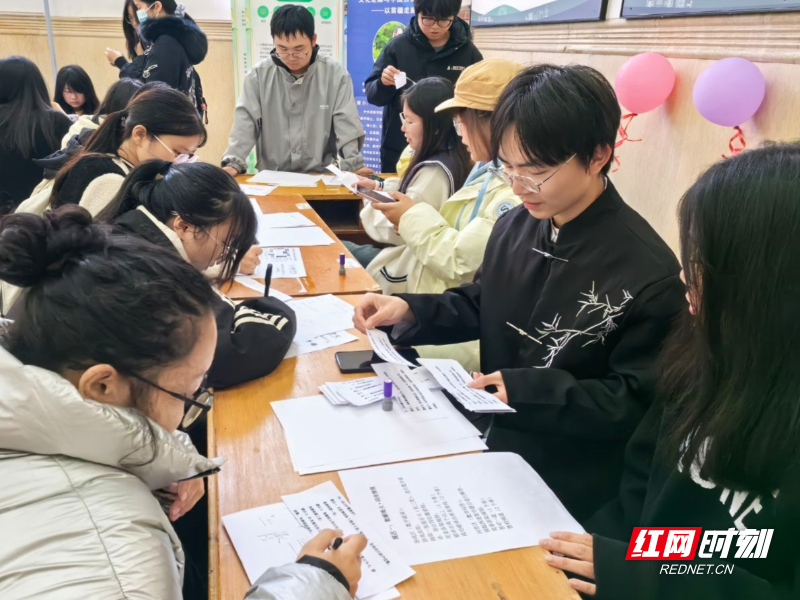 湘南学院举办“数译四红魂·码承匠艺心”红色游览会