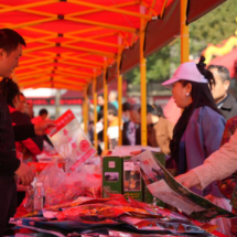 宜章县：农产品供销赶集会人气旺
