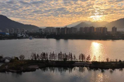 视频 | 资兴市东江湾：冬日暖阳映红一湾碧水