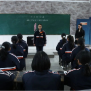 郴州市九中岭南分校学子赴郴州711研学红培教育营地开展“行走的团课”