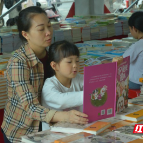 组图 | 安仁县举办“全民阅读惠民图书公益巡展”活动