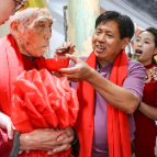 临武县：百岁老人喜庆生  孝老敬亲暖人心