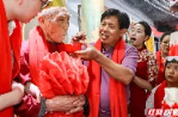 临武县：百岁老人喜庆生