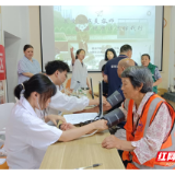 以志愿服务助力城市提质 湘南学院社区为“城市美容师”送清凉