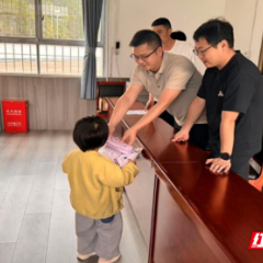 桂东青山：校服捐赠暖童心 安全叮咛护成长