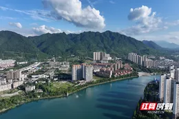 组图 | 一湾碧水醉游人