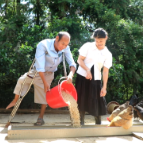 乡村“鸡倌”曹宏庚：脱贫致富路上“拄拐”前行