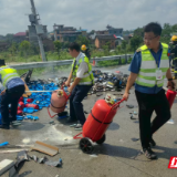 一面锦旗背后的“生死时速”：收费站货车起火，收费员秒变“消防员”