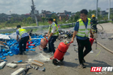 一面锦旗背后的“生死时速”：收费站货车起火，收费员秒变“消防员”