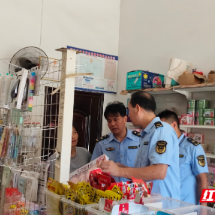 安仁县:严查校园周边市场  筑牢学生安全防线