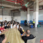 苏仙区五里牌镇开展“头等大事 幸盔有你”交通安全进企业宣传工作