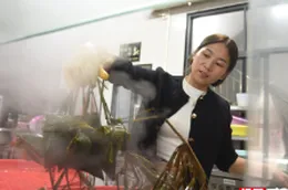 嘉禾县：包粽子 迎中秋