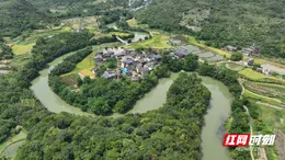 秋染“半岛”如诗画 漳水环村似“太极”