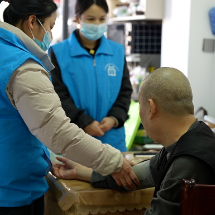 北湖区：药箱里藏着危险！家庭医生上门“扫雷”