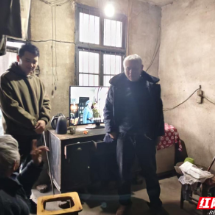 北湖区鲁塘镇为困难群众发放过冬衣物棉被