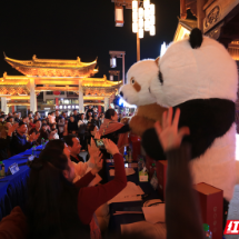 郴州裕后街“功夫熊猫宝宝”萌趣表演惹人爱