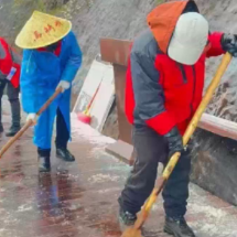 视频 | 高椅岭除冰进行时 守护游客安全出行路