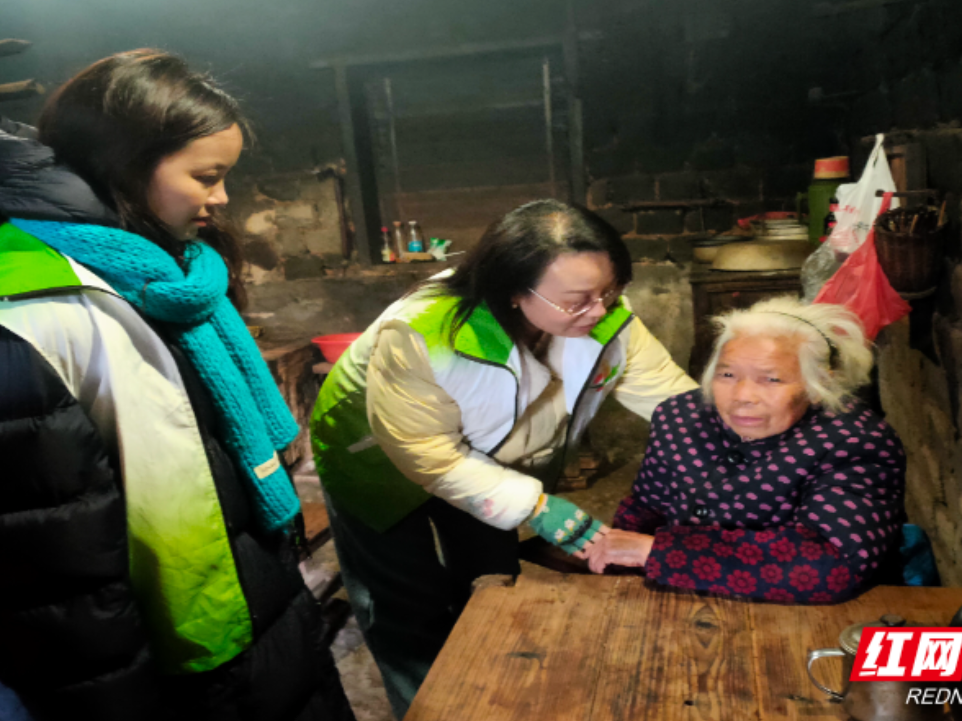 资兴市：民政社工入户访民情 低保纠错暖了老人心