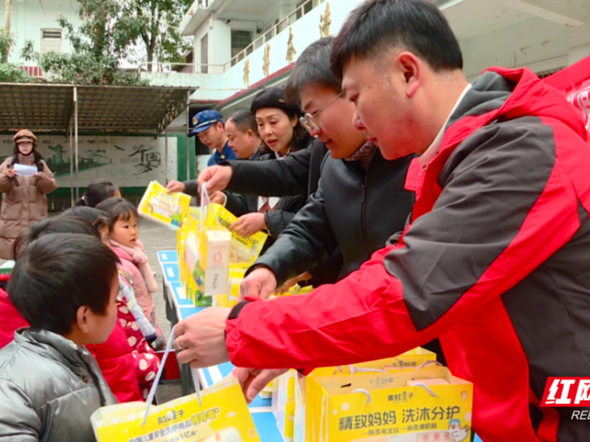 临武县：多部门联合开展关爱留守儿童、困境儿童活动