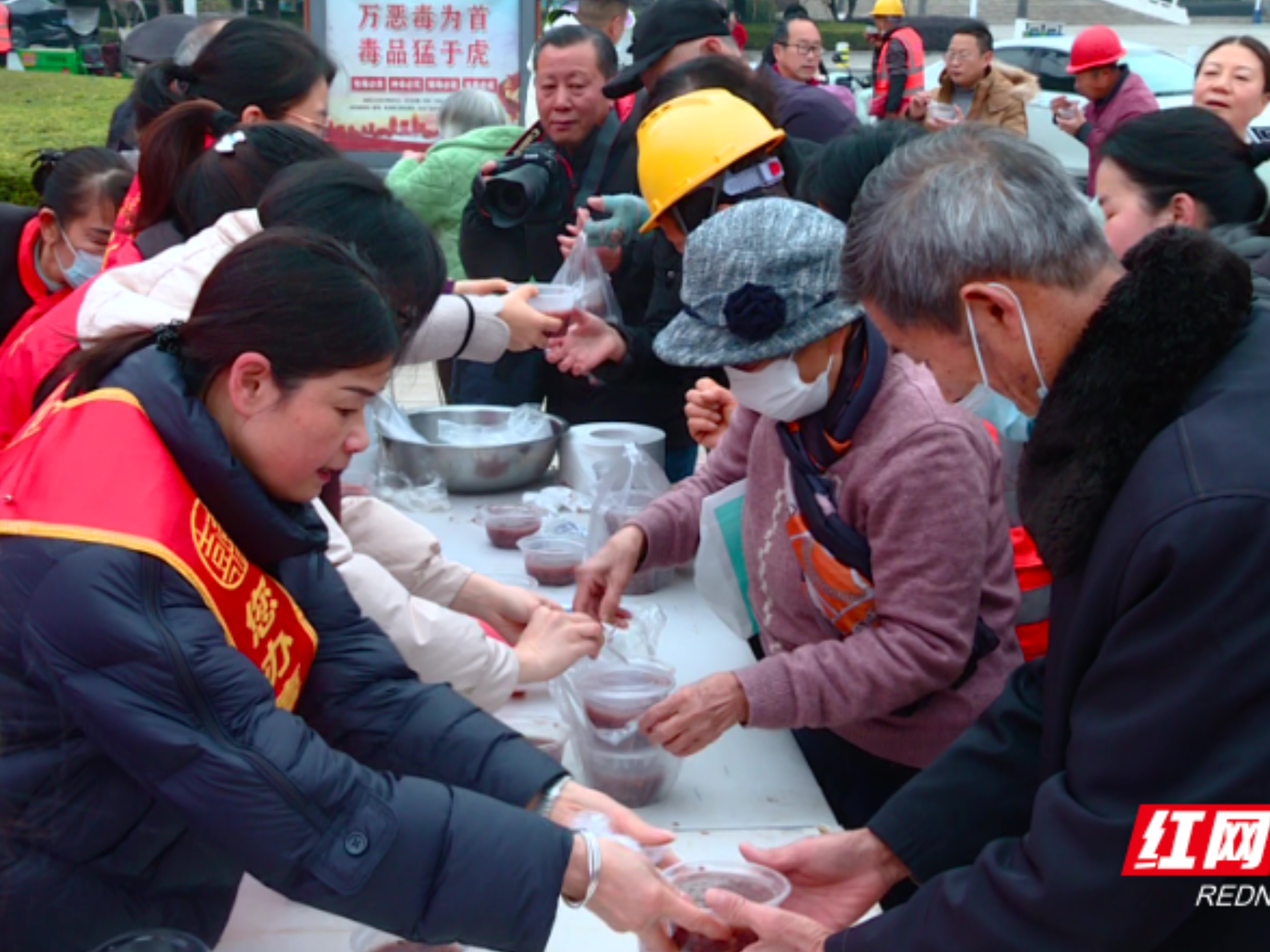 临武县:又是一年腊八时 广场施粥暖人心