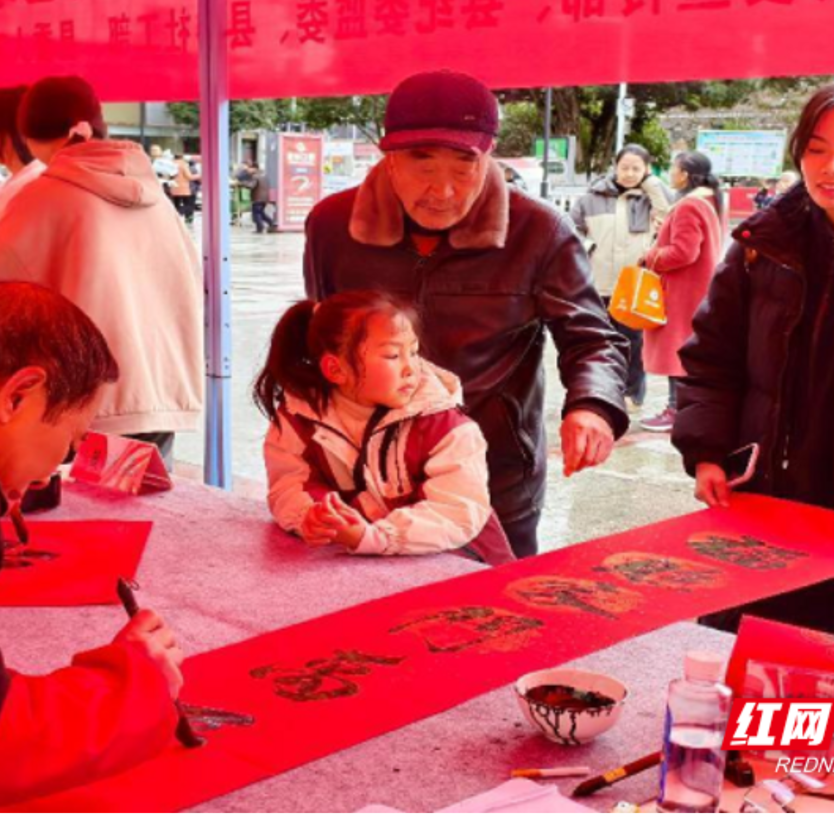 桂东县：墨香传情年味浓