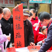 春联送祝福 年味漫乡土——桂东县大塘镇开展免费送对联文化惠民活动