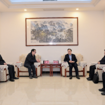 坚持以人民为中心的发展思想 把党和政府的关怀送到群众心坎上