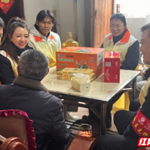 “路灯”送温情“小事”暖民心