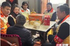 “路灯”送温情“小事”暖民心