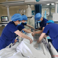 新春走基层丨除夕夜，他们在ICU做“生命守岁人”