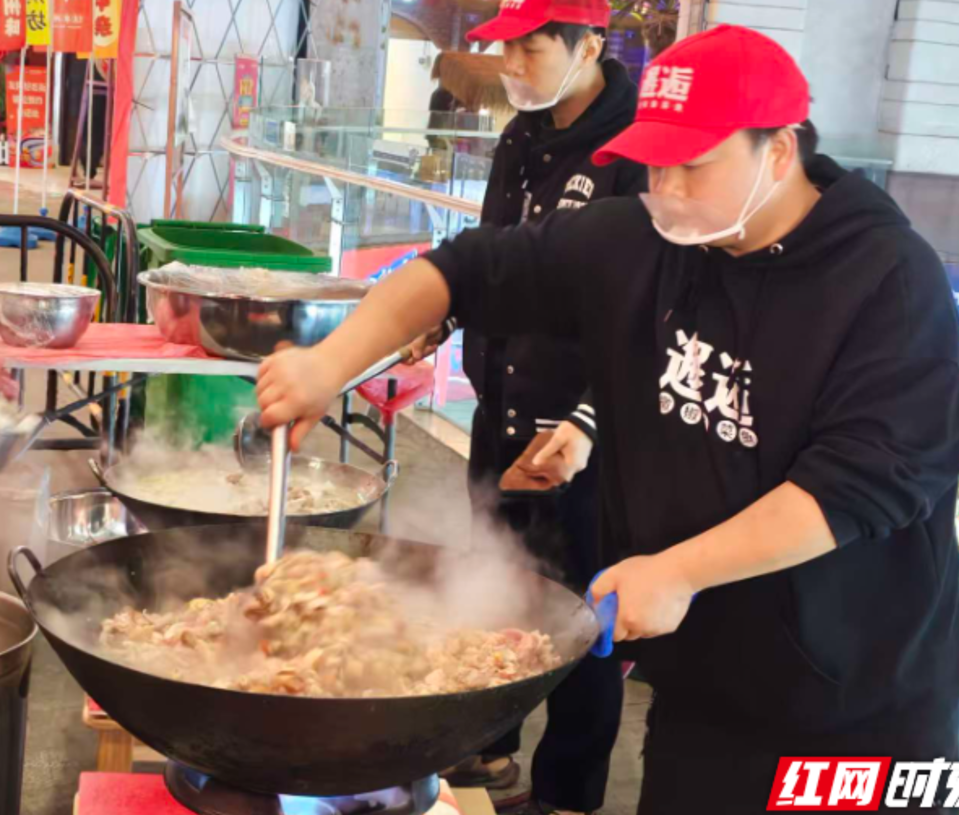 千人共品杀猪宴 郴州友阿好热闹