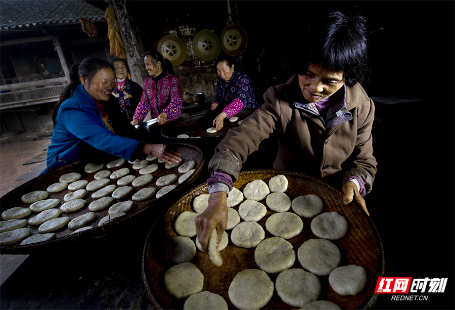 村民在摆放糍粑。.jpg