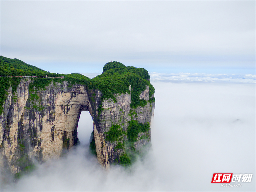 世界最高海拔穿山溶洞-天门洞.jpg