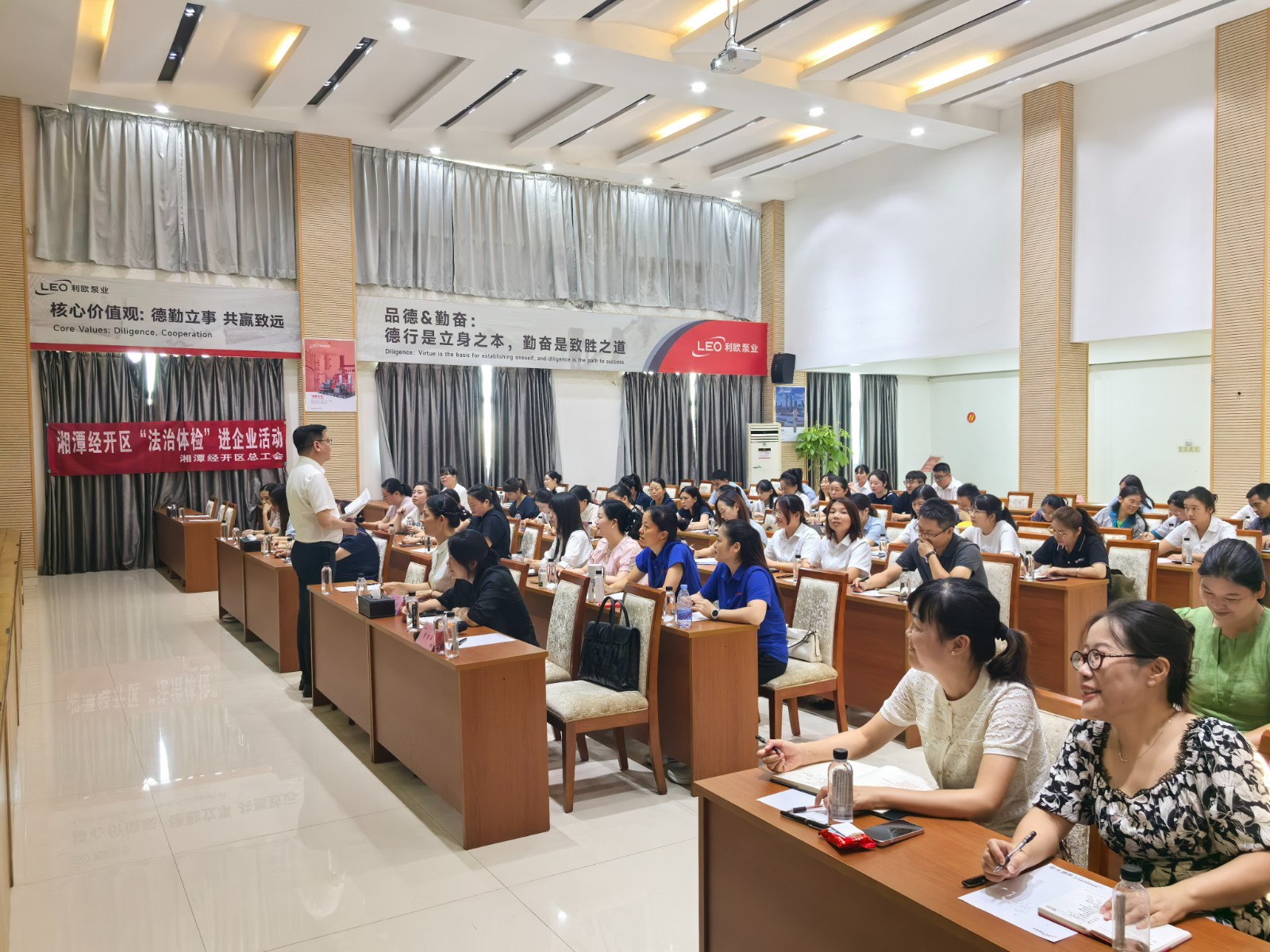 职工素质教育宣讲课堂进企业湘潭经开区专场培训照片.jpg