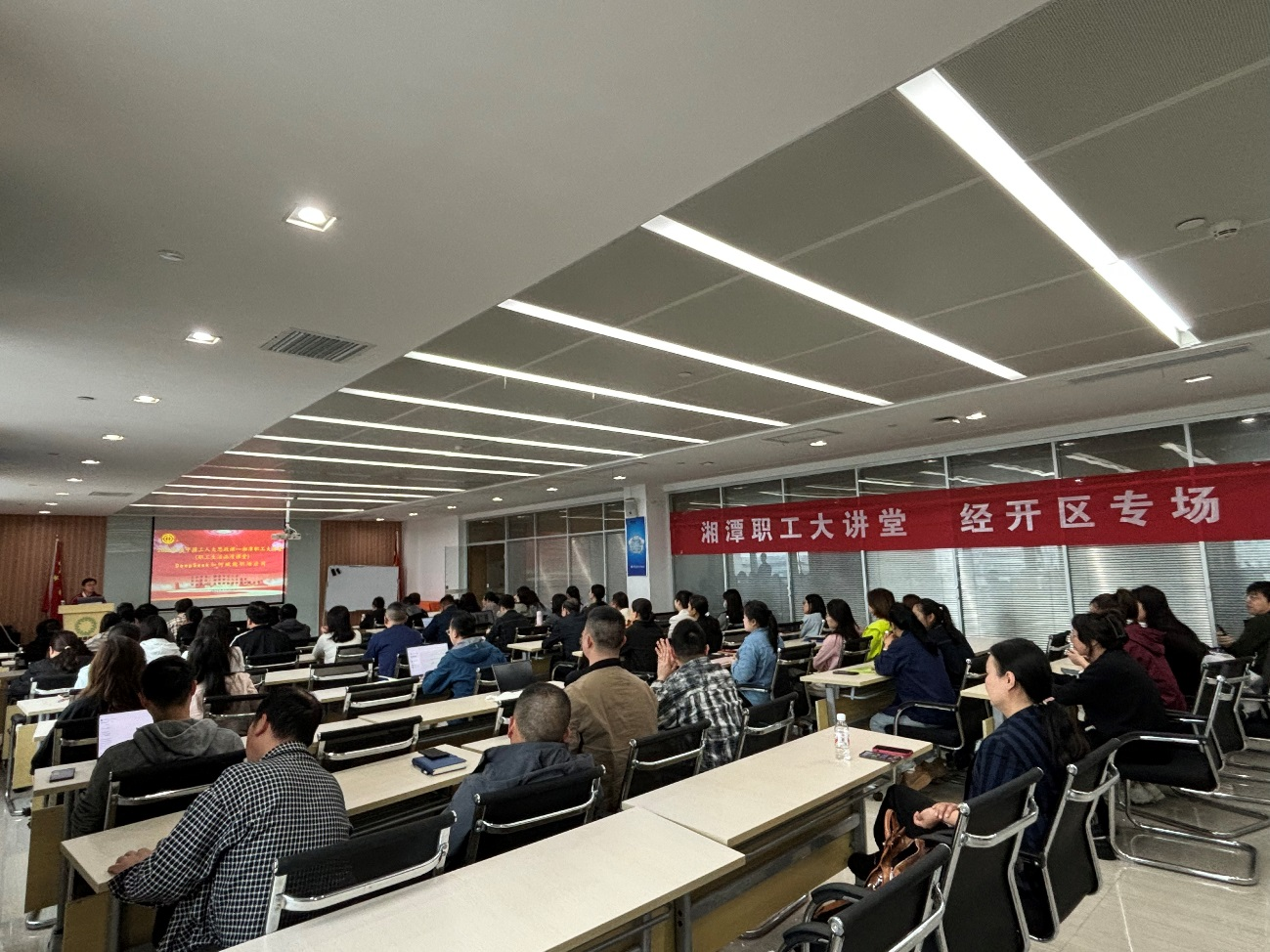 桑顿新能源培训现场照片.png 桑顿新能源培训现场照片.png
