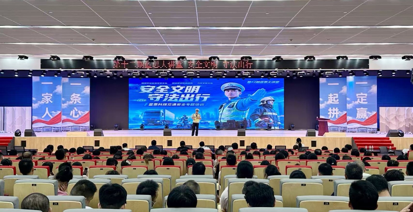 讲座现场照片.jpg 讲座现场照片.jpg