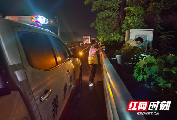 暴雨中坚守的“路网守护者”：广福管理所机电人两小时抢通关键设备  