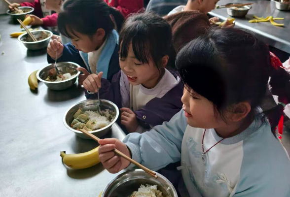 “学校的午饭真好吃” 衡阳县：校园餐吃出家的味道