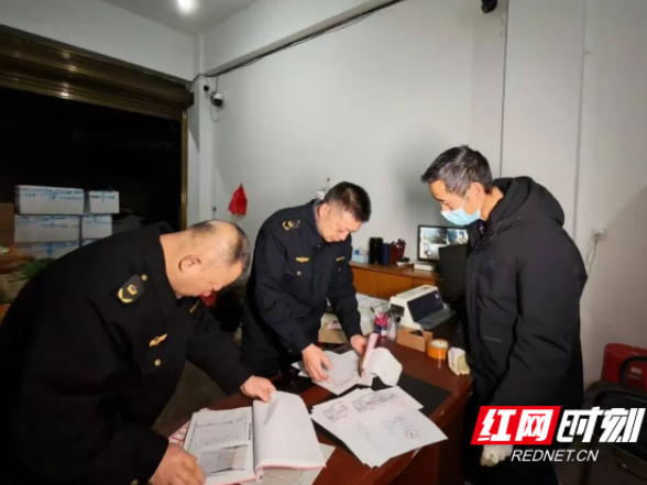 娄底凌晨突击检查 全链条守护校园开学第一餐安全