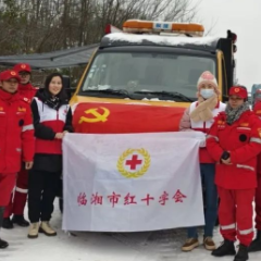 岳阳市临湘市红十字会为高速滞留司机送上“暖心便餐”