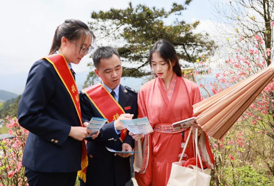 永州税务：四月税宣如春风 映衬满山杜鹃红