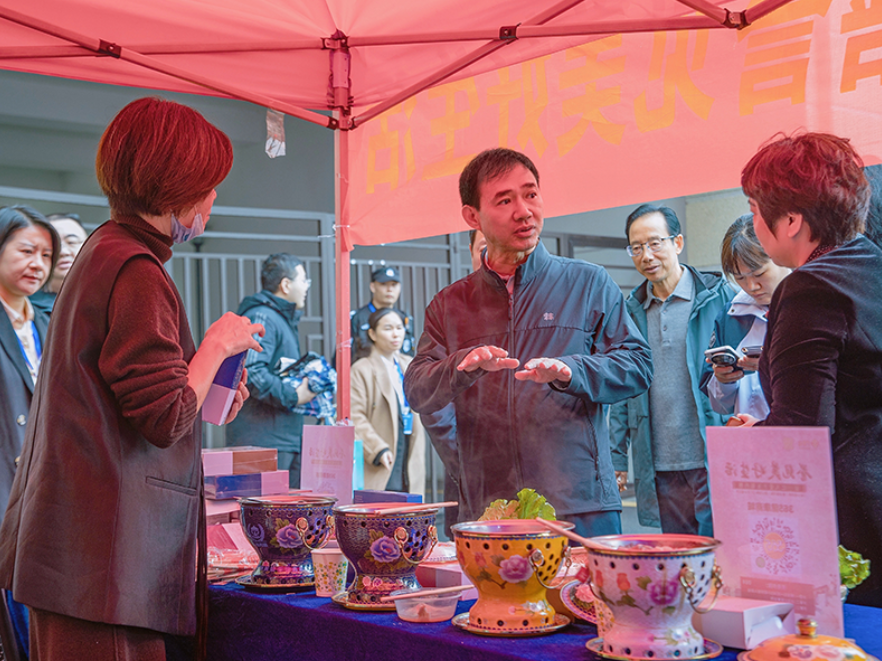 朱洪武到2025年永州市首届银发经济消费季活动现场巡展