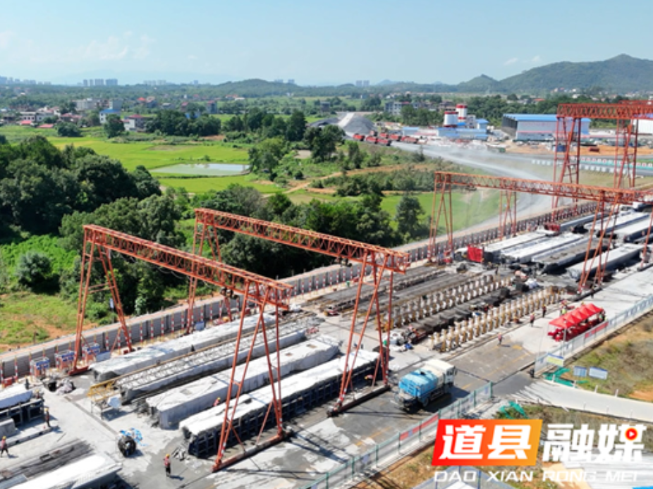 道县：战高温 抢节点 零道高速首段水稳层高温摊铺