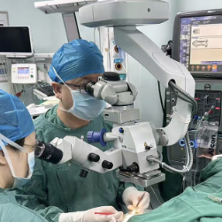 医疗服务提升年丨南华附一眼科专家进驻永州市中心医院 首周完成7台高难度眼底手术