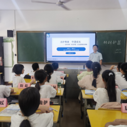 法护青春 守望成长——京华中学法治宣传教育课堂